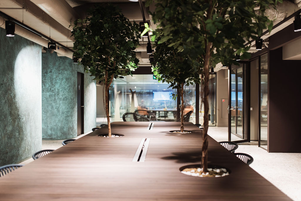 Gedeelde werktafel met groene beplanting